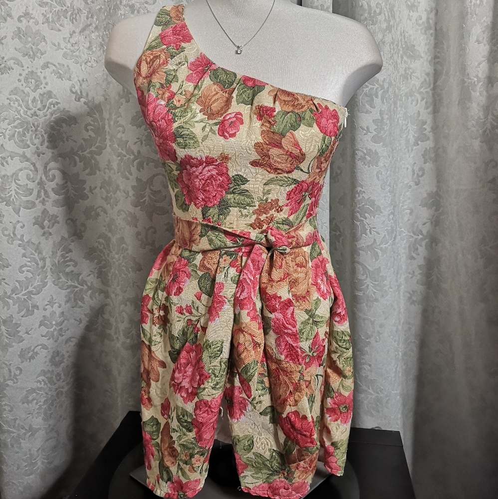 Floral Vintage One Shoulder Mini 👗